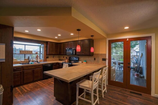 Building Photo - 1555 SW Gilson Ct