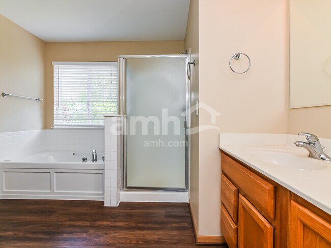 Building Photo - 204 Winding Trl