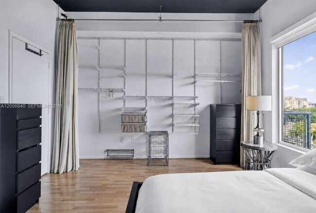 Building Photo - 10 SW South River Dr