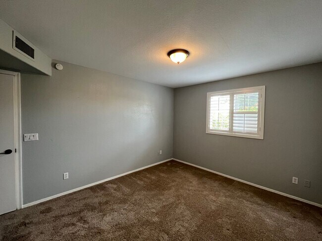 Building Photo - 4 Bedroom Home Near N McQueen Rd and E Cha...
