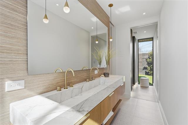 Building Photo - 6822 Victoria Ave