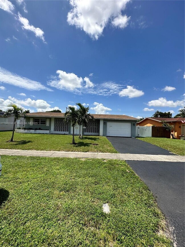 Building Photo - 3 bedroom in Hollywood FL 33021