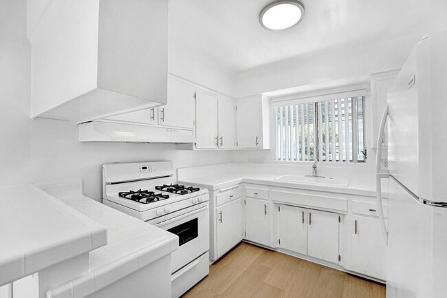 Interior Photo - 744 S Windsor Blvd