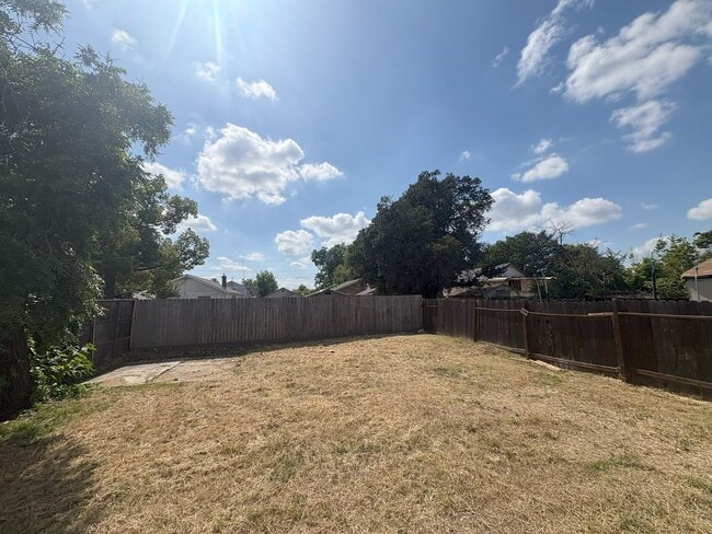 Building Photo - Available NOW Recently Renovated 3BR/3BA Home with Modern Finishes & Spacious Backyard Near Downt...