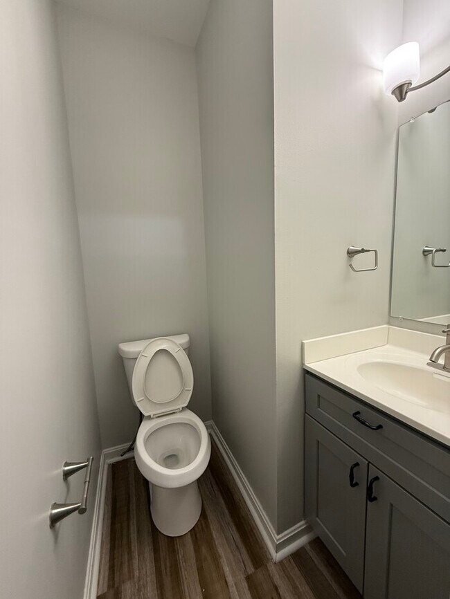 Building Photo - Townhome