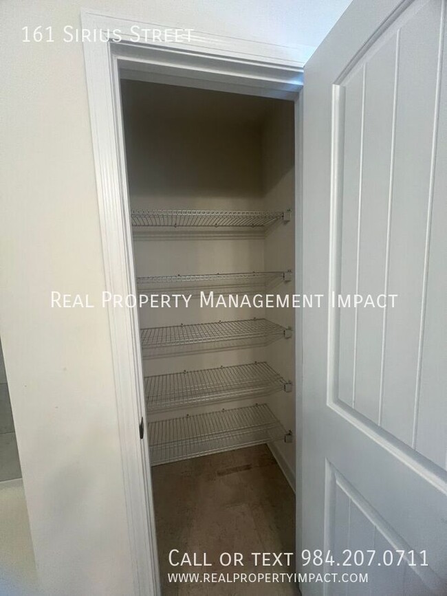 Building Photo - MOVE IN SPECIAL - $200 OFF Spacious 3 Bedr...