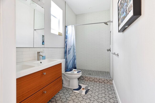 Building Photo - 4bd/3.5bth Perfectly Located Modern Townhouse