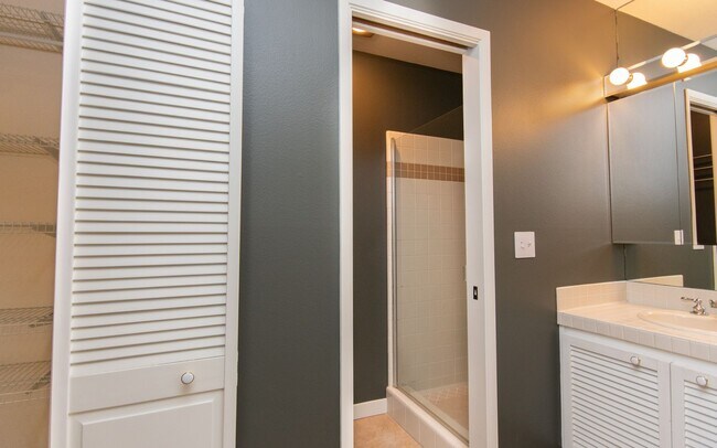 Building Photo - 4637 Park Dr