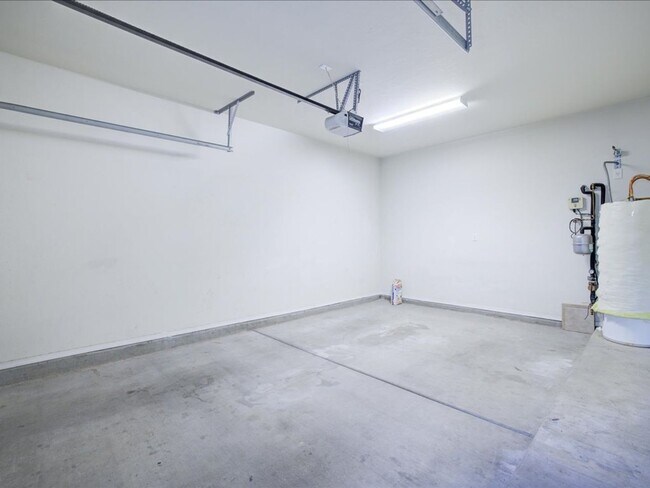 Building Photo - PROMO 1/2 OFF FIRST MONTH'S RENT!!*