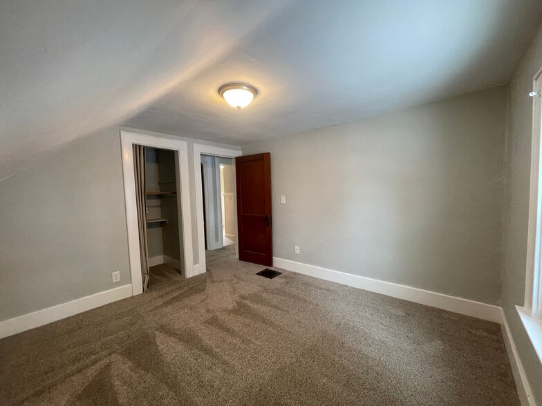 Building Photo - 104 Lynhurst Ave