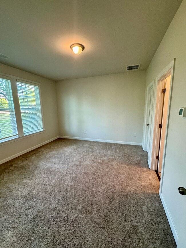 Building Photo - Beautiful 3BR/3.5BA Townhome in Rea Farms