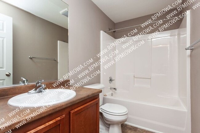 Building Photo - 738 NE Spring St