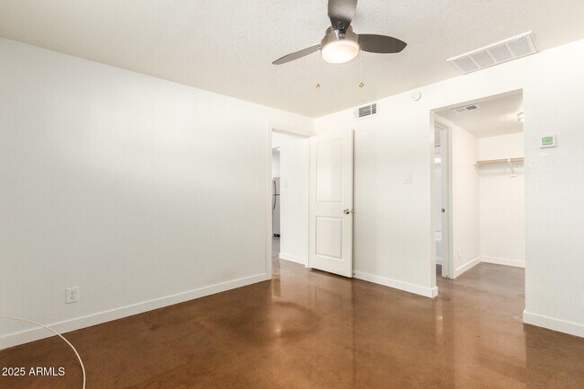 Building Photo - 616 S Bellview