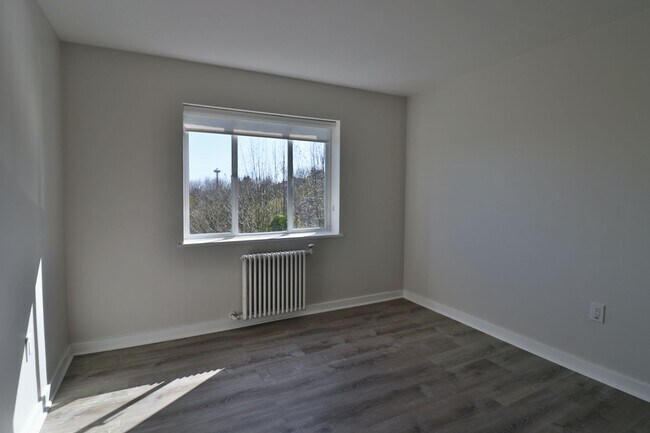 Building Photo - Gorgeous 3 Bedroom Queen Anne Apartment wi...