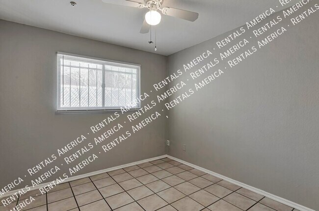 Building Photo - 944 N Catalina Ave
