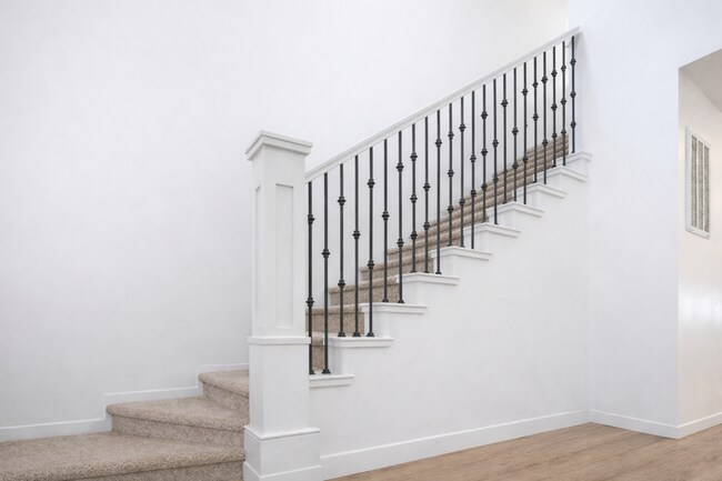 Building Photo - 4-Bed Stand Alone Home! 6+ Month Lease