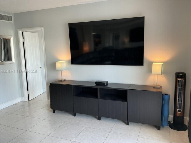 Building Photo - 400 Golden Isles Dr