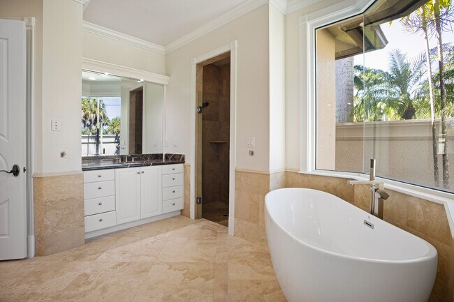Building Photo - ** OAKES ESTATES ** 4 BED + DEN / 3.5 BATH...