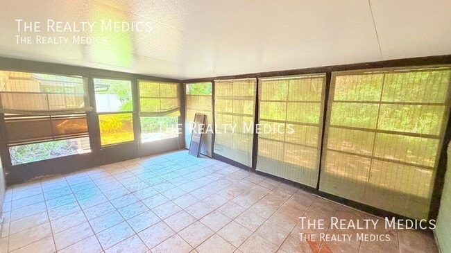 Building Photo - 124 Clear Lake Cir