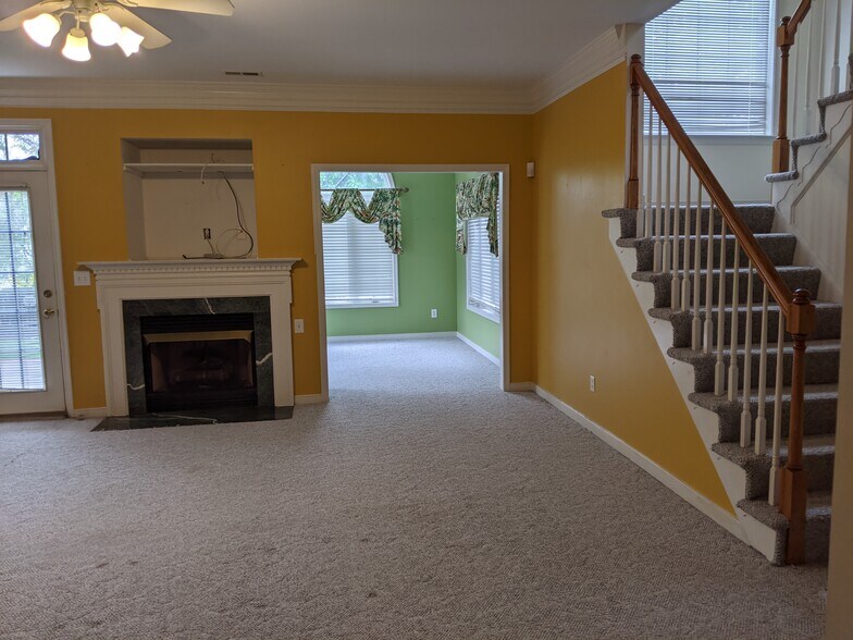 Family room - 10913 Brunson Way