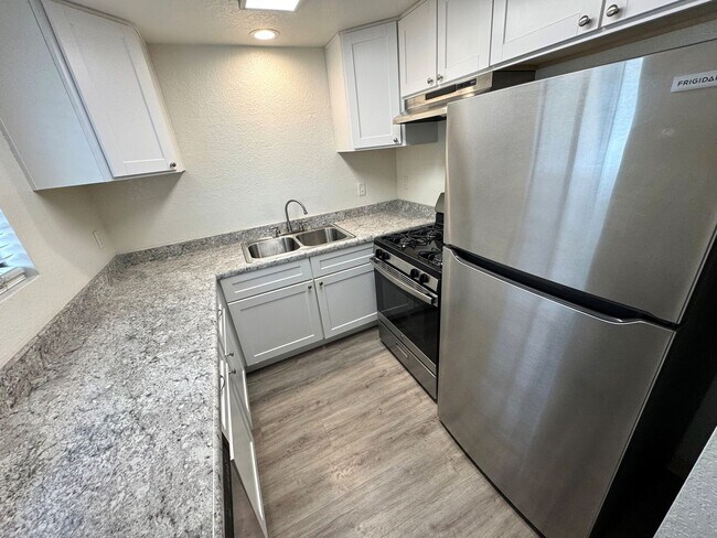 Building Photo - Upgraded West Ventura Apartment with Balcony