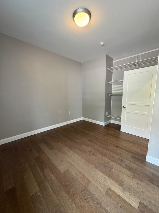 Building Photo - Welcome to your new home in the heart of S...