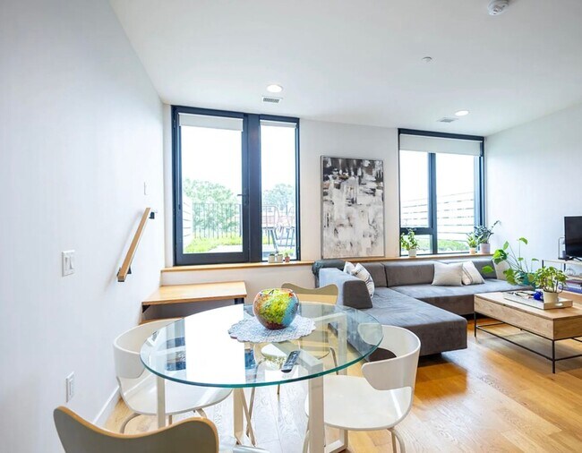 Building Photo - Top Floor 1 bed  + 1 bath Condo in DC // Fantastic Views