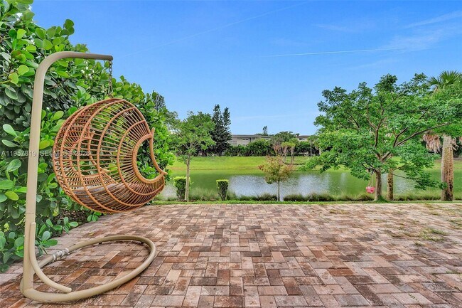 Building Photo - 1033 Eucalyptus Dr