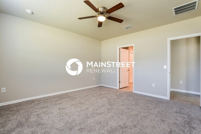 Building Photo - 4 Bedroom Pet-Friendly Home in Auburndale, FL with Main Street Renewal