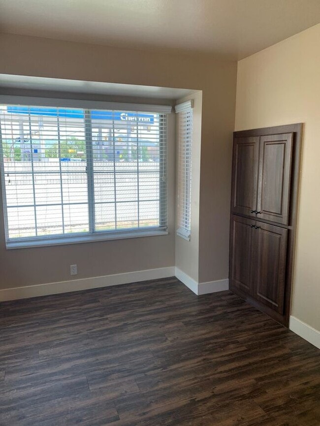 Building Photo - 2 Bed 1.5 Bath End Unit Townhome!