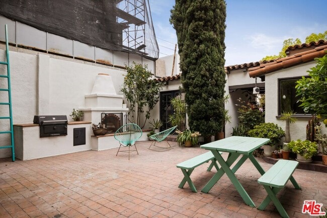 Building Photo - 1012 Superba Ave