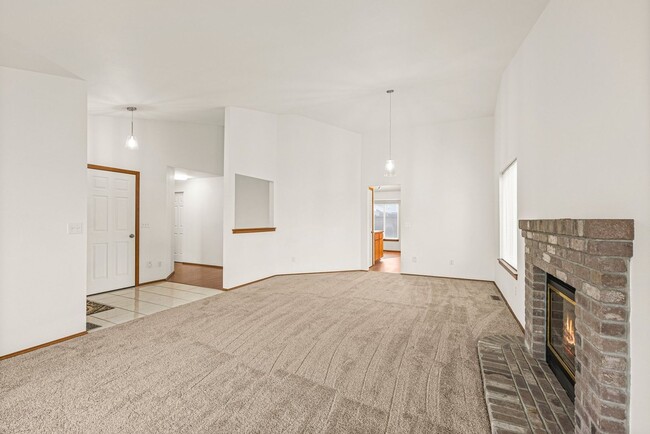 Building Photo - Beautiful 3-Bedroom, 2-Bath Home on a Corner Lot in Spanaway