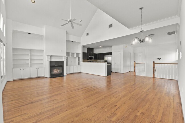 Building Photo - Charming 3-Bed, 2.5-Bath Home in the Heart of the Heights with Spacious Yard & Prime Location