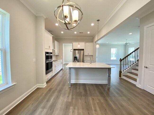 Building Photo - Luxury Living in Hampton Lake!