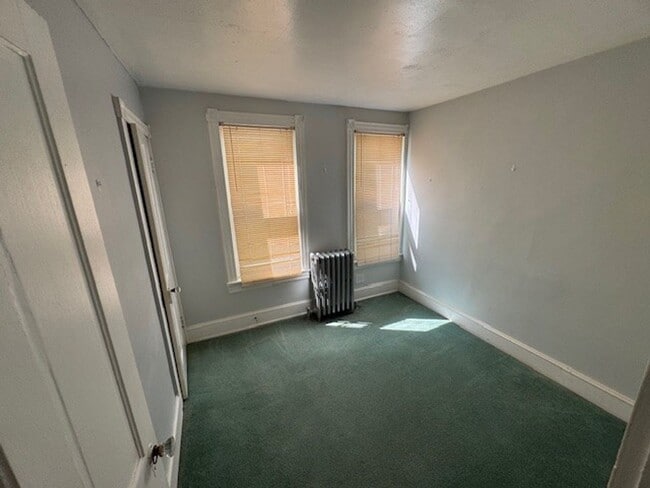 Building Photo - 4 bedroom 1.5 bath