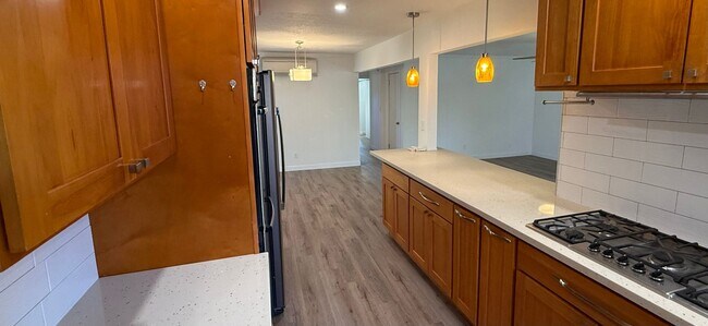 Building Photo - Well-cared-for home with strong curb appeal and quality updates in Southeast Portland.