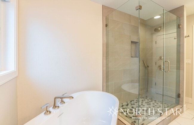 Building Photo - Newer Duplex in the Heart of Lake Oswego.
