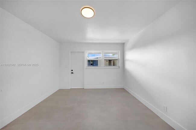 Building Photo - 5195 NE 18th Ave