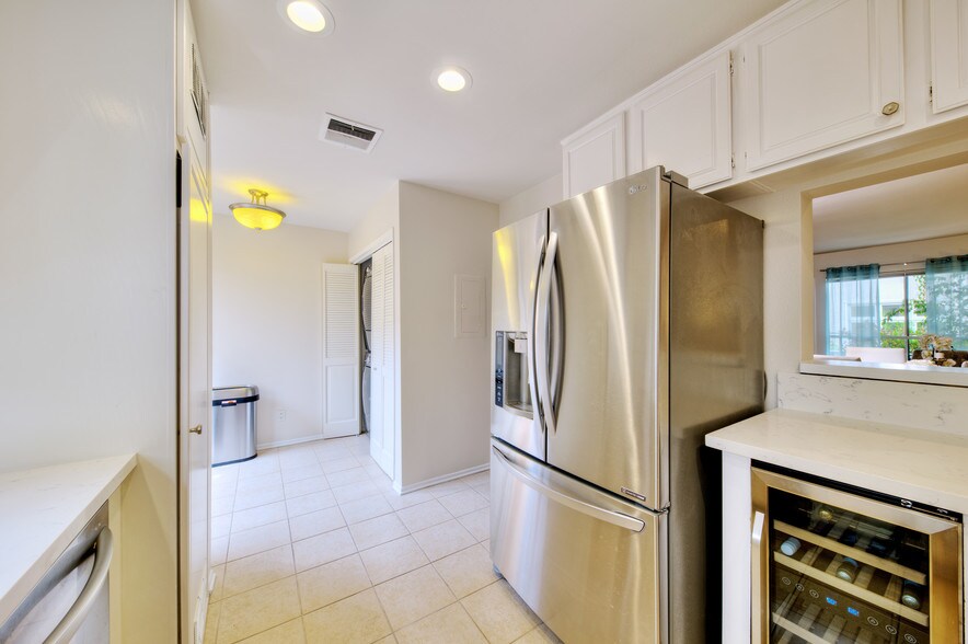 Kitchen Refrigirator & Laundry - 938 18th St