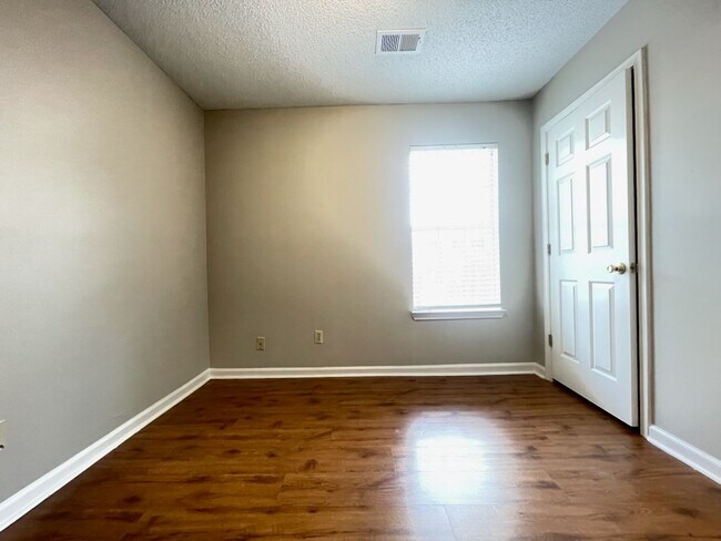 Building Photo - Plum Point Village home!