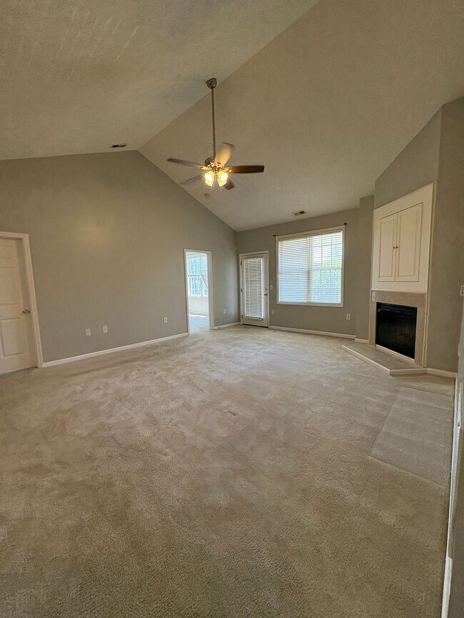 Building Photo - Beautiful 3 Bedroom and 2 Bath Apartment