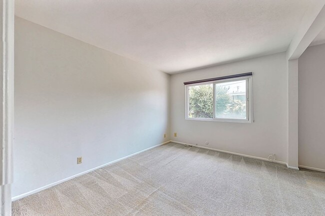 Building Photo - Large Family home - 4 Bedroom / 3 Bath