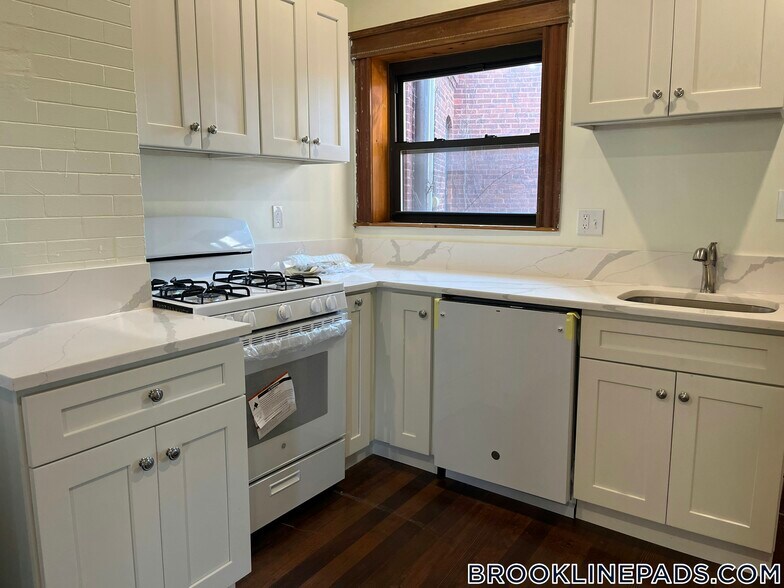 Building Photo - 1855 Beacon St
