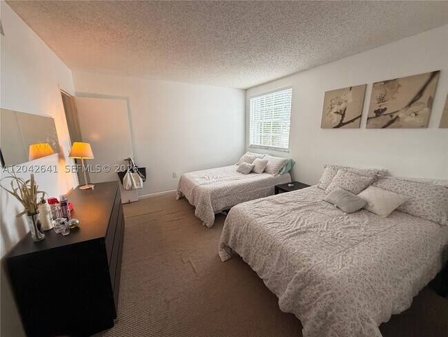 Building Photo - 9731 Fontainebleau Blvd