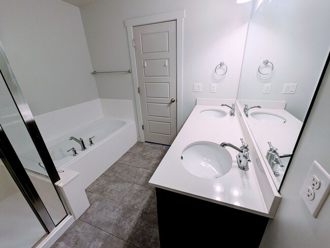 Building Photo - Gorgeous Townhome!!!