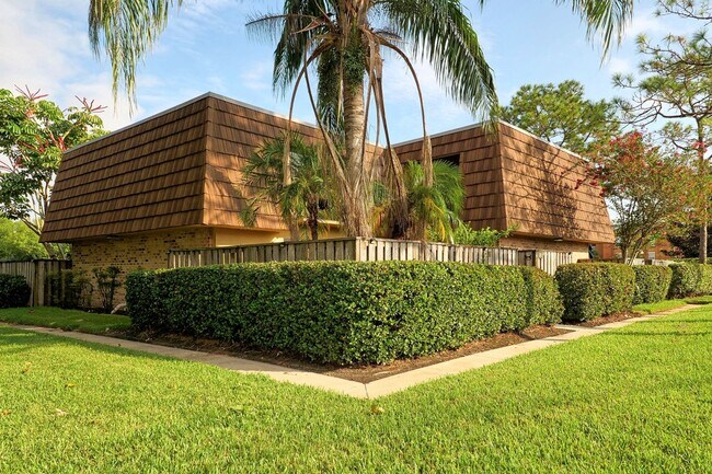 Building Photo - This 2/2.5 spacious townhouse could be you...
