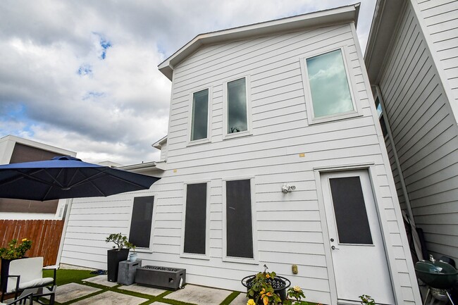 Building Photo - 5519 Paraiso Pl