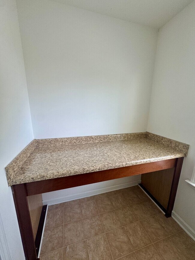 Building Photo - **Move-In Special of $500 off the first full months rent**