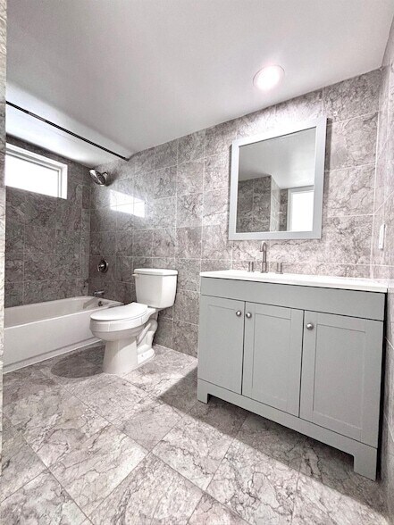 Building Photo - 1407 NE 56th St