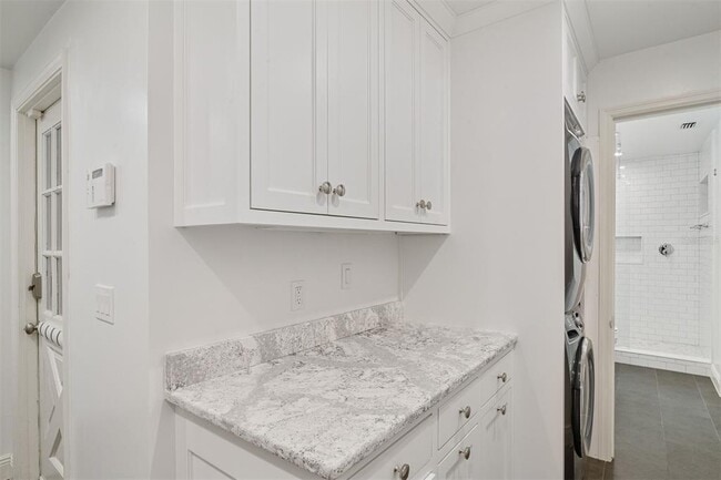 Building Photo - 2506 SW 9th Dr